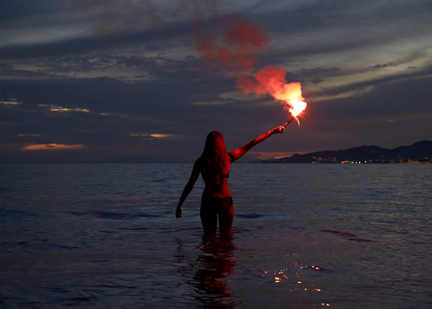 Мод на горящий факел. Человек факел. Девушка с факелом. Человек с факелом в темноте. Фотосессия с факелами.